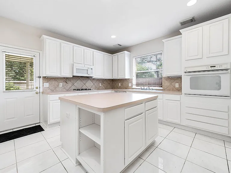 7902 Feather Springs Dr — Photo 18