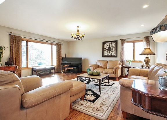 3rd image of 2510 Wilmette Ave