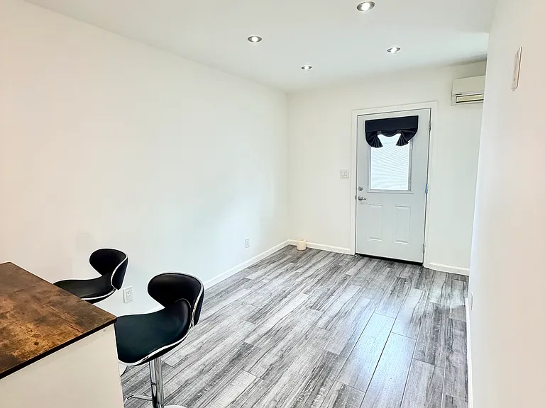 6554 Greenbush Ave — Photo 1