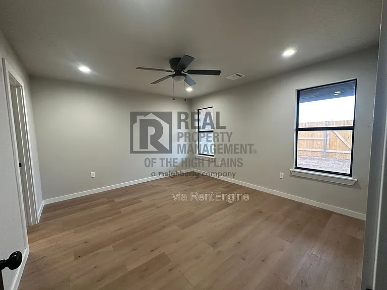 4780 Clive Ave #3 — Photo 6