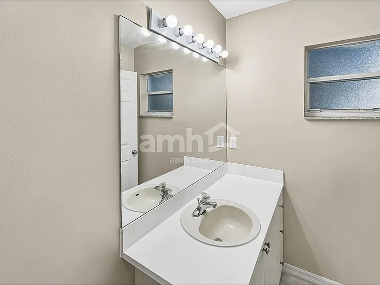 1668 SE Nancy Ln — Photo 10