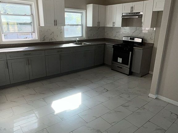3rd image of 442 New England Ter Floor 1