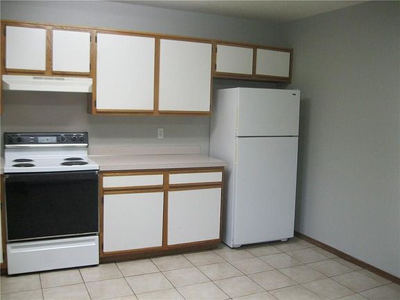 4th image of 802 E Eastview Dr