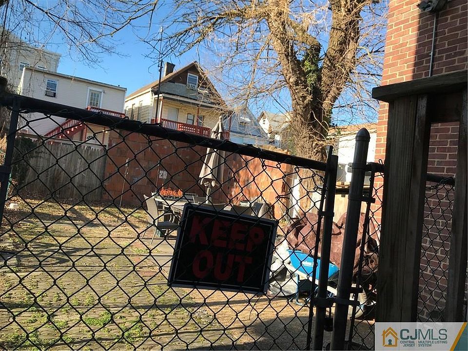 2nd image of 219 Sherman St