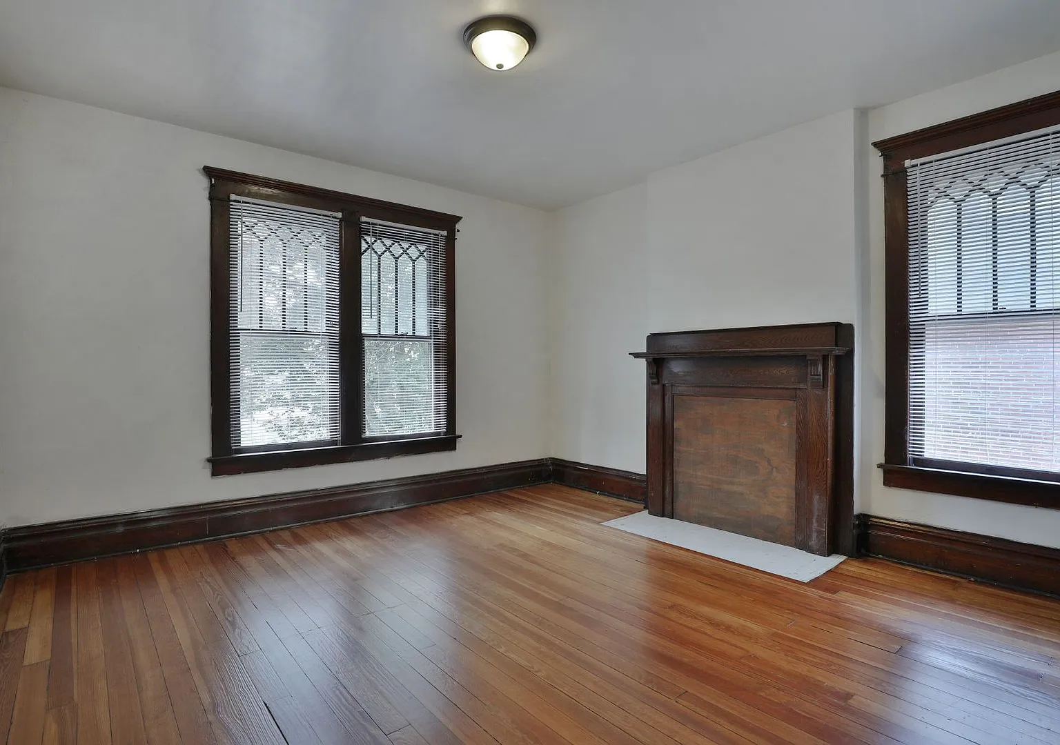 Great Central Location 5 Bedroom House - Virtual Showings Available — Photo 1