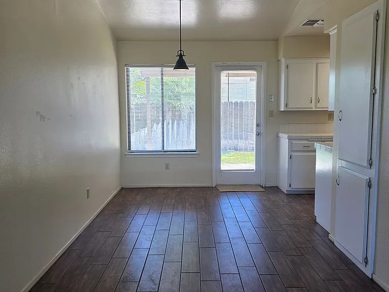 1012 Orangewood St — Photo 3