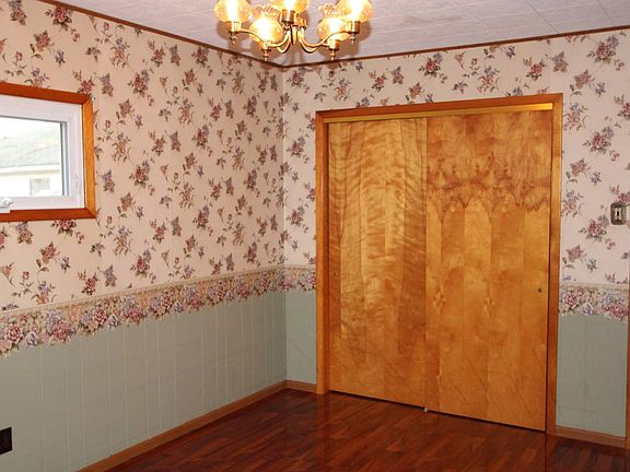 5th image of 107 E Oak St