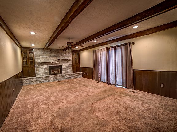 Bonus Room (gas fireplace)