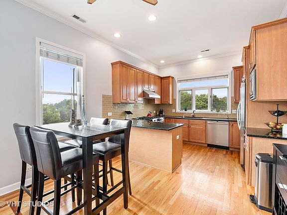 5th image of 3205 N Hoyne Ave APT 3B