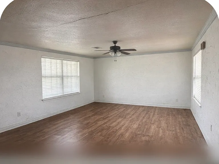 412 Johns Dr — Photo 4