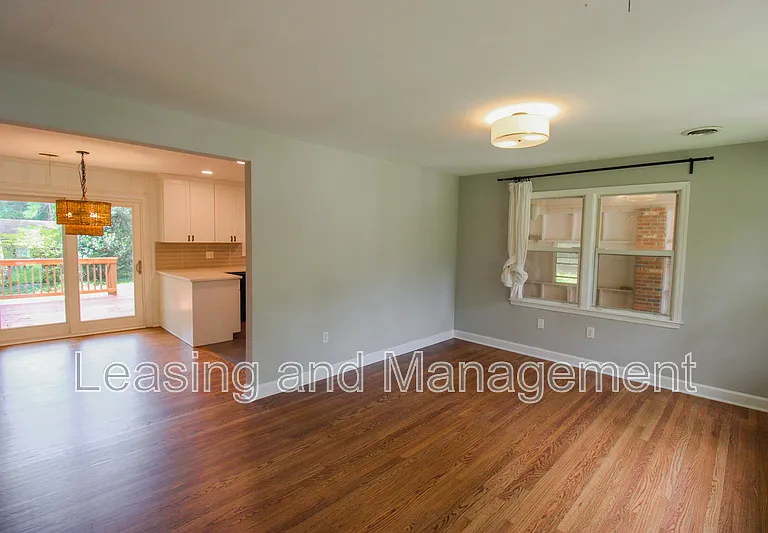 927 Holly Ct — Photo 2