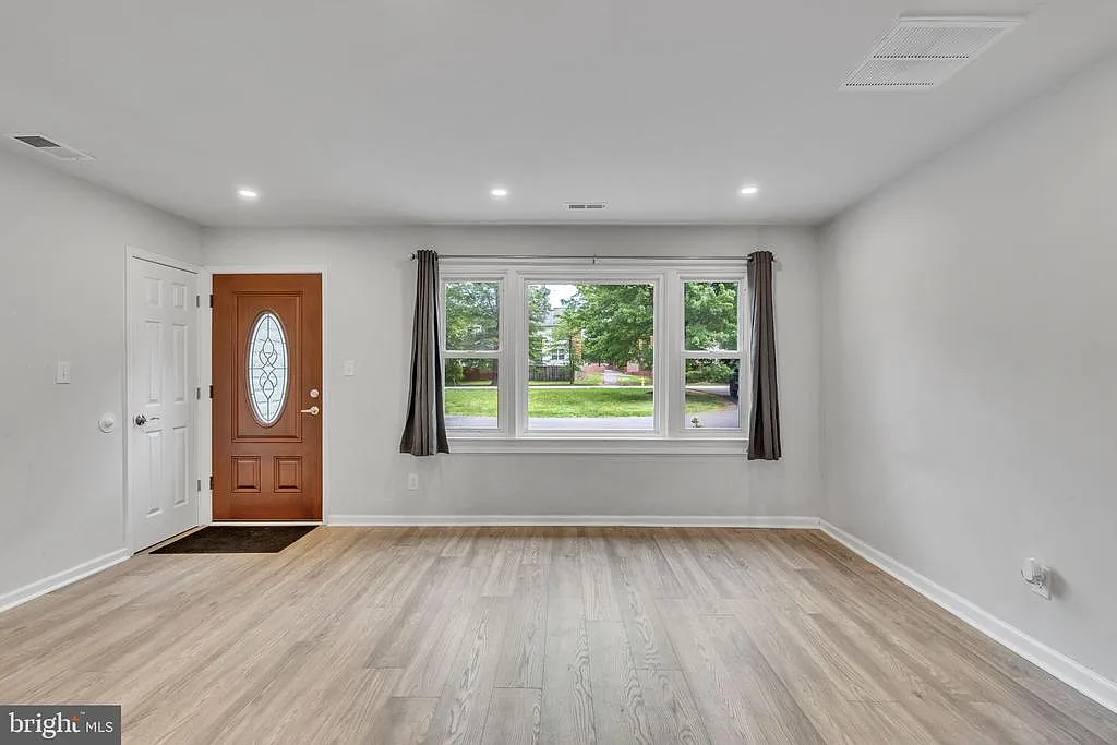 4 bed, 3.0 bath, 2108 sqft, $3,250 — Photo 4