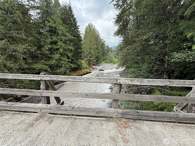 4th image of 327 xx Kolisch Road E