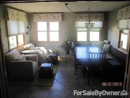Four Seasons Room
						:
						Built in eating nook