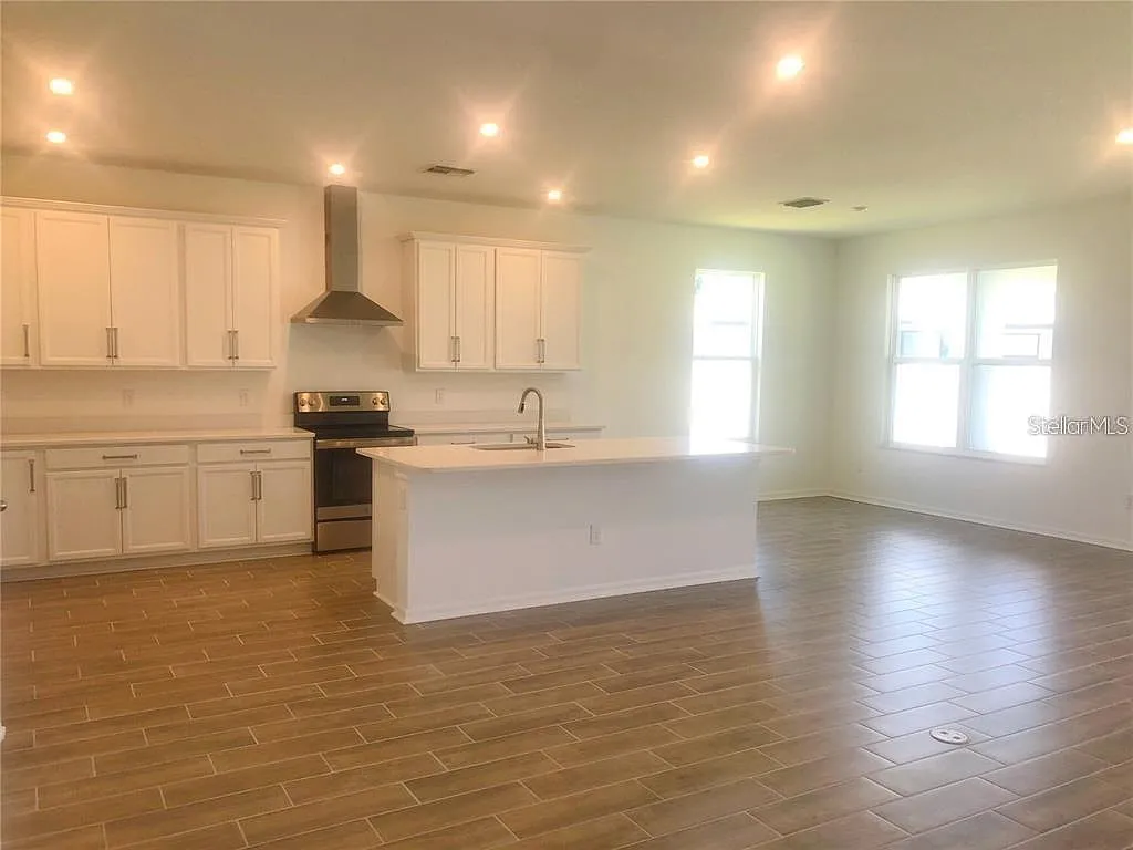 4 bed, 2.0 bath, 2004 sqft, $2,200 — Photo 3