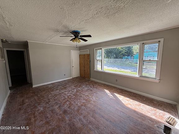 3rd image of 800 Dixon Street