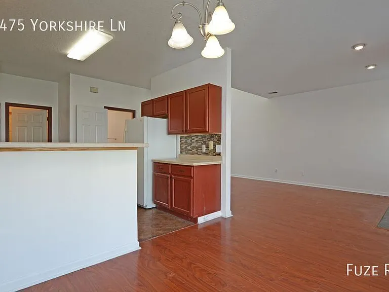 1475 Yorkshire Ln — Photo 6