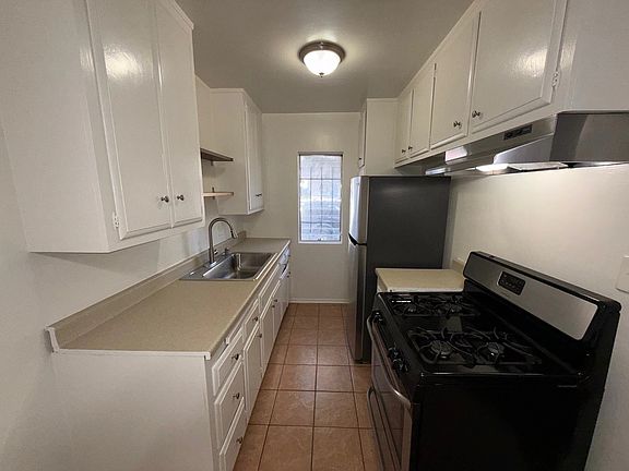 2nd image of 1114 W 18th St APT 1