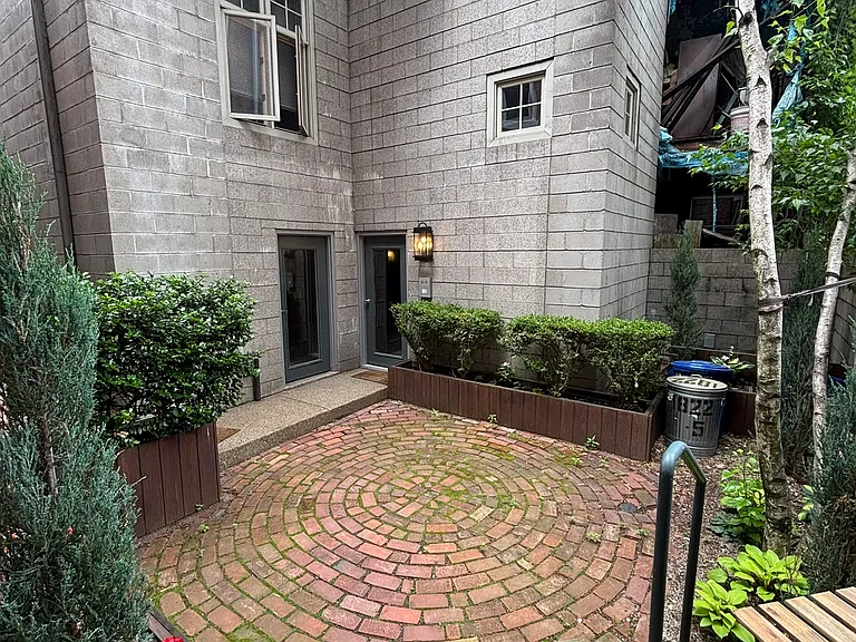 1819 Sarah St — Photo 31