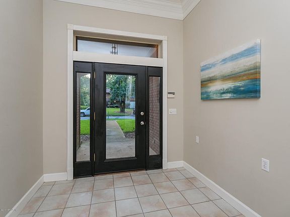 Beautiful and open Foyer