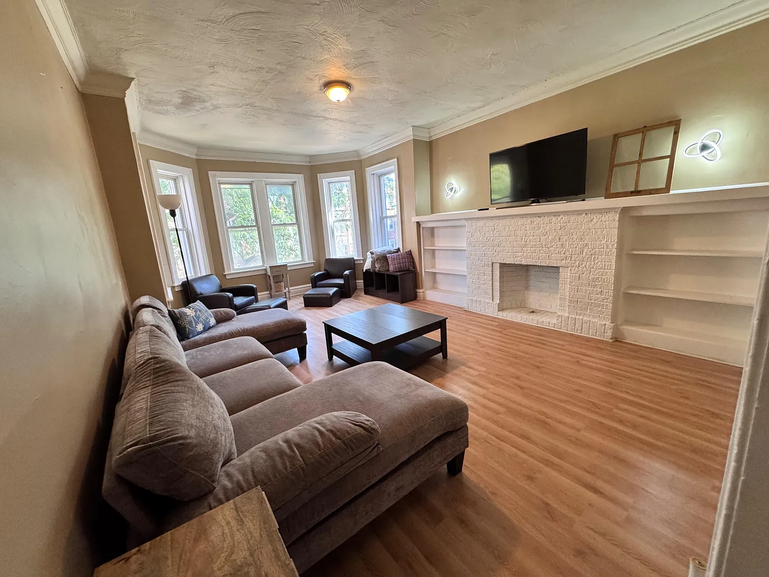 2 bed, 1.0 bath, 1400 sqft, $866 — Photo 2