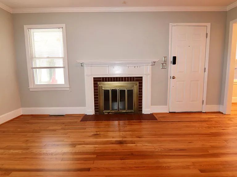 1058 Eastwood Dr — Photo 3