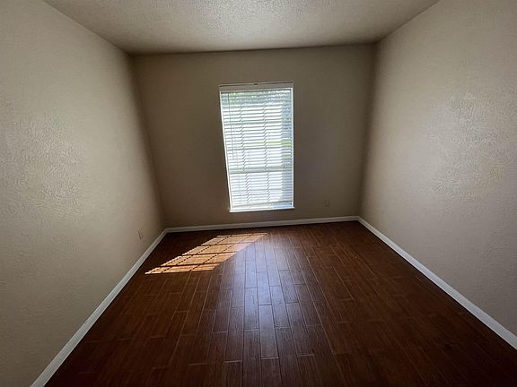 3rd image of 470 Yorktown Ln
