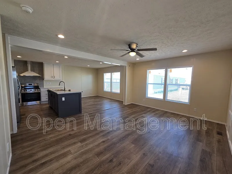 3 bed, 2.0 bath, 1568 sqft, $1,495 — Photo 3