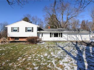 43 Maple Hill Dr, Chagrin Falls, OH 44022