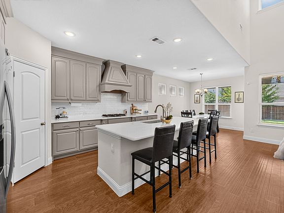 3rd image of 2207 Yellowflower Rd