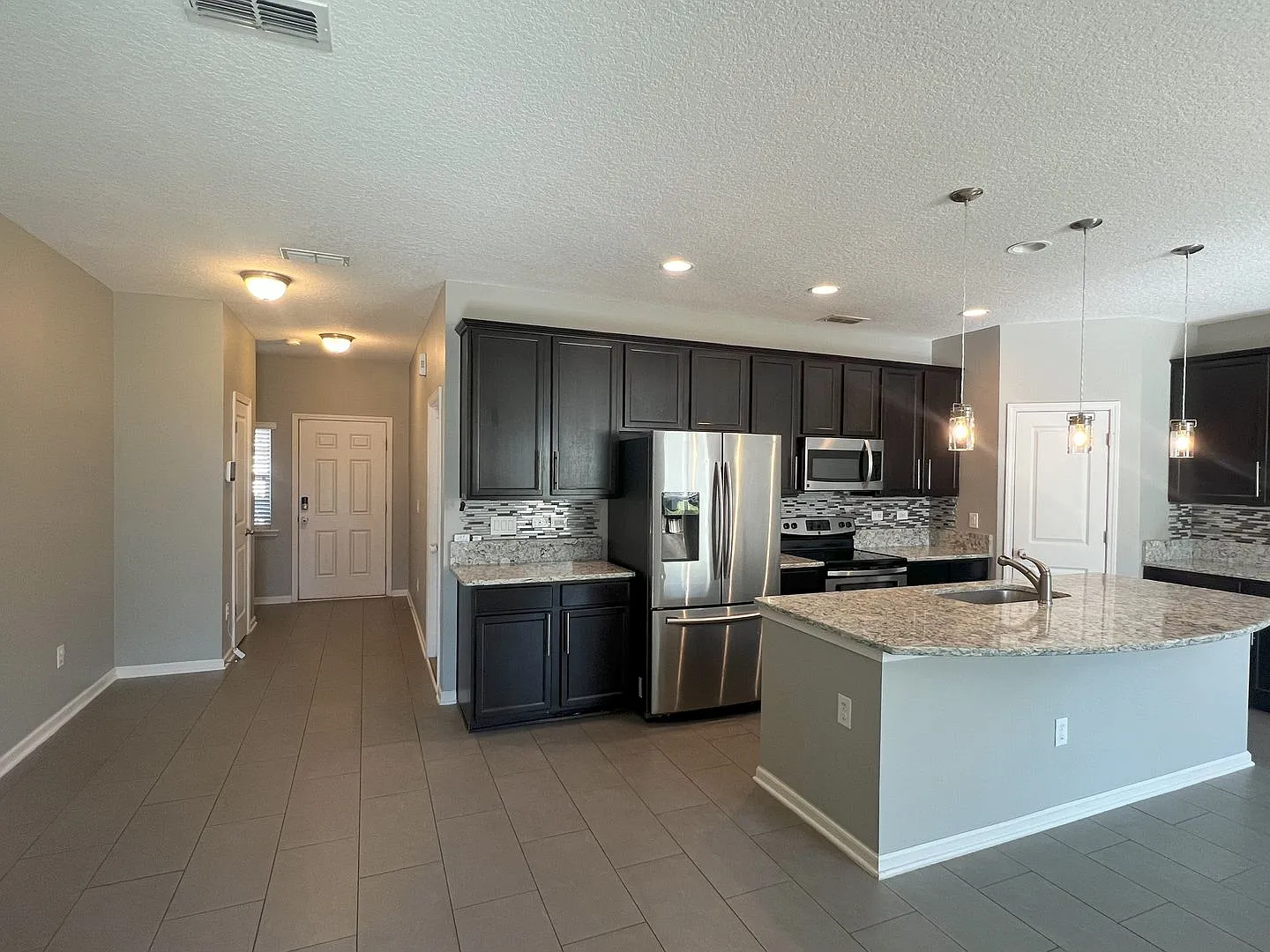 Come home to spacious living and friendly amenities in the heart of Oakleaf Plantation's gated co... — Photo 4