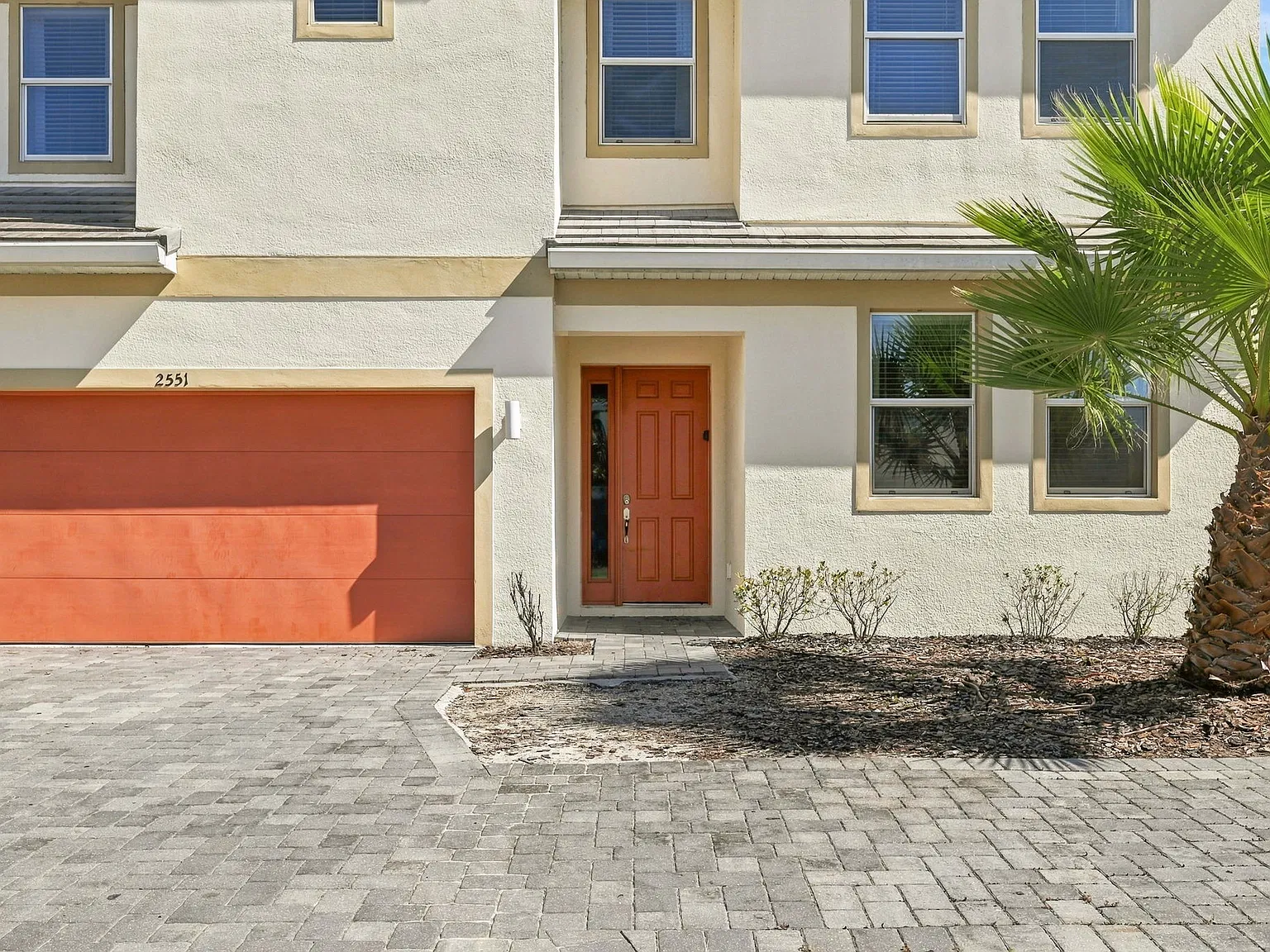 12 bed, 4762 sqft, $4,150 — Photo 3