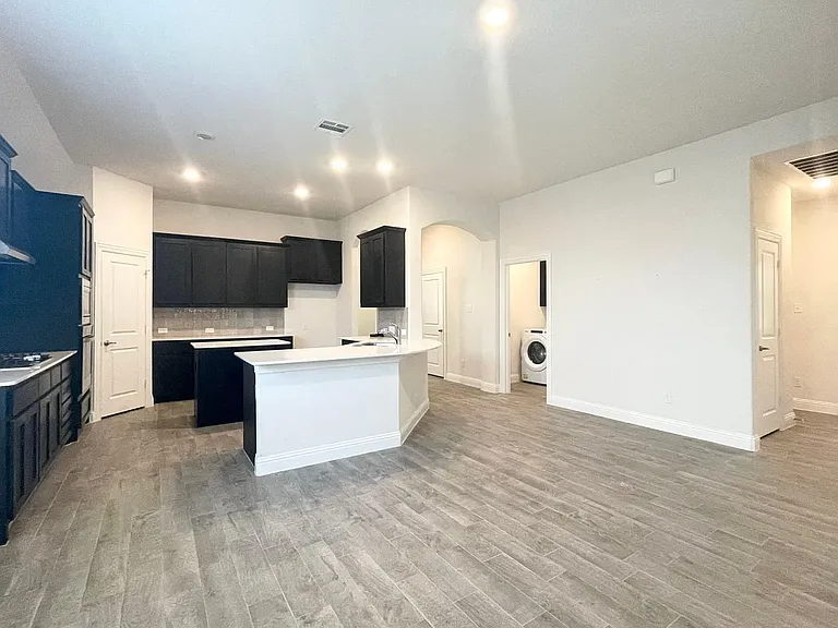 2924 Log Cabin Dr — Photo 15