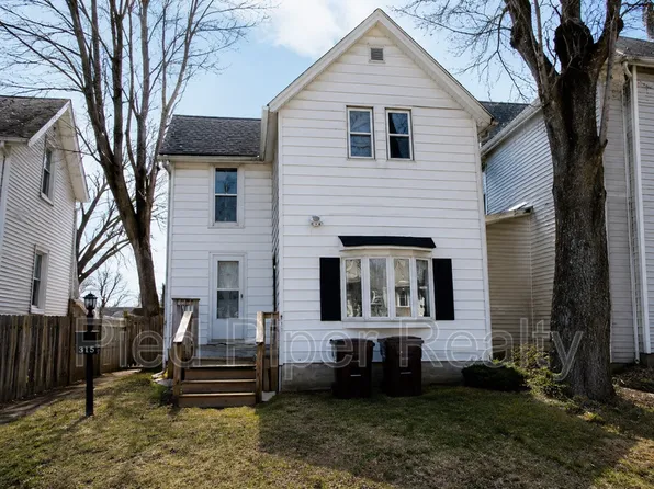 315 W Douglas St, Freeport, IL 61032