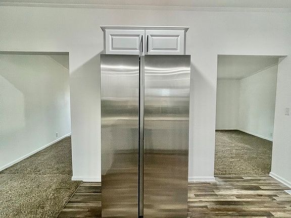 4th image of 601 E Floral St