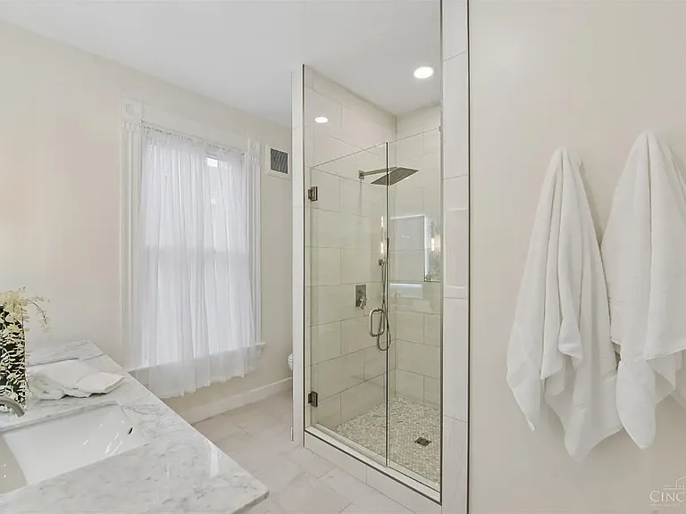 1723 Kinney Ave — Photo 19
