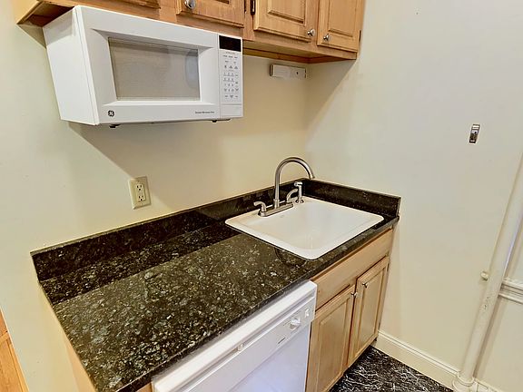 3rd image of 55 Queensberry St APT 16