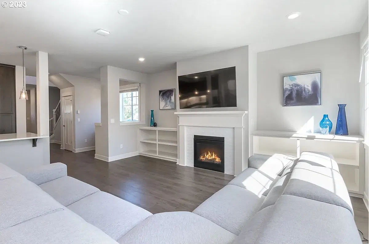 4 bed, 2.5 bath, 2333 sqft, $3,990 — Photo 3