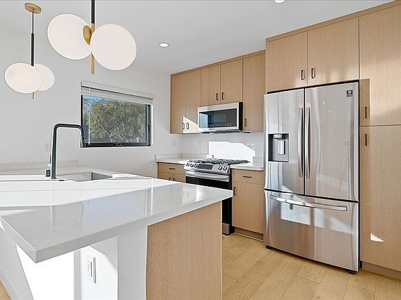 3rd image of 1210 Larrabee St #1