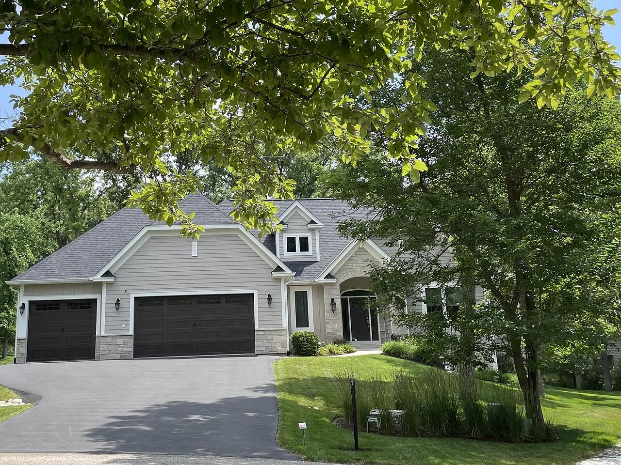 1424 Geneva National AVENUE NORTH North