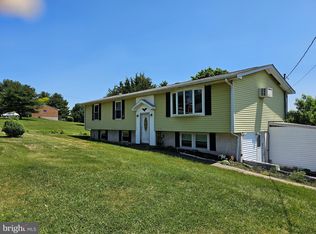 1554 Lakeside Rd, Pennsburg, PA 18073