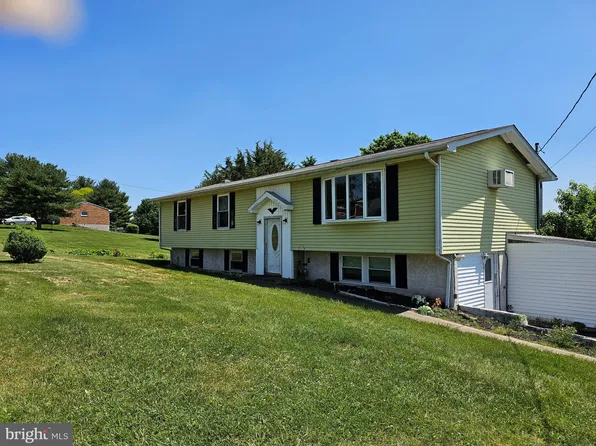 1554 Lakeside Rd, Pennsburg, PA 18073