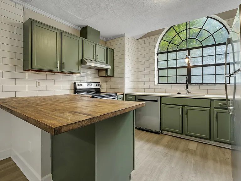 2828 Par Ln — Photo 2