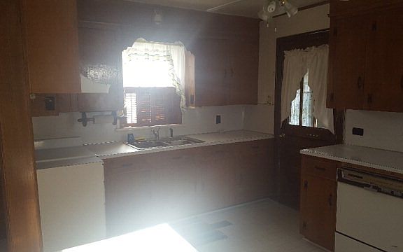 2nd image of 429 Franklin St