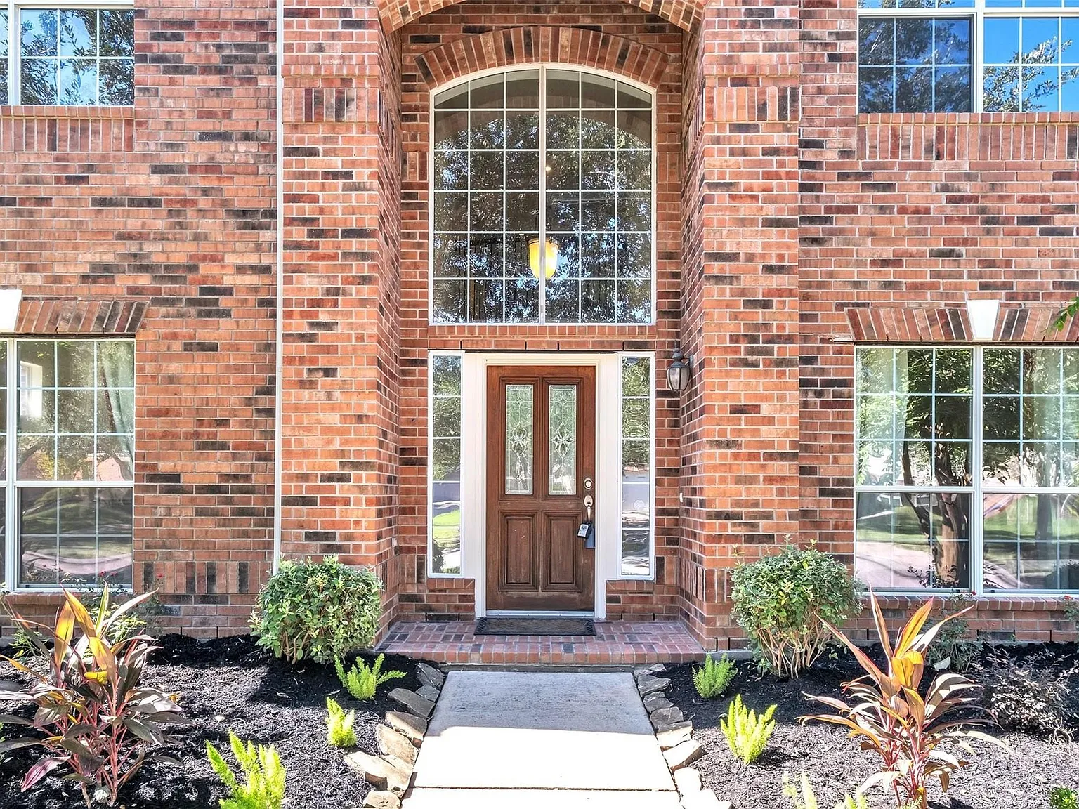 4 bed, 3.5 bath, 3711 sqft, $3,699 — Photo 2