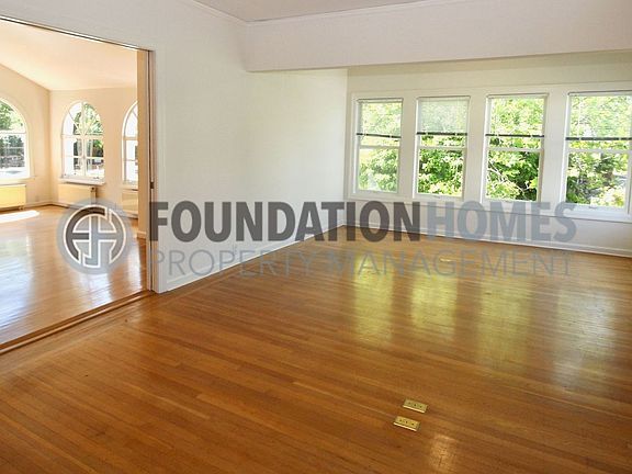 4th image of 15 Bank St #367056338