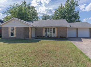 204 NE 21st St, Moore, OK 73160