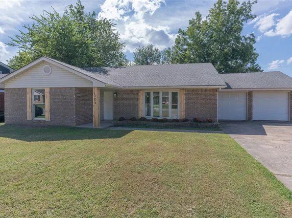 204 NE 21st St, Moore, OK 73160