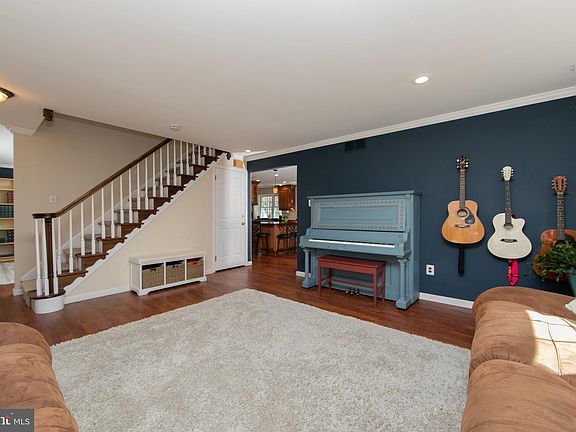 4th image of 13 Meetinghouse Ct