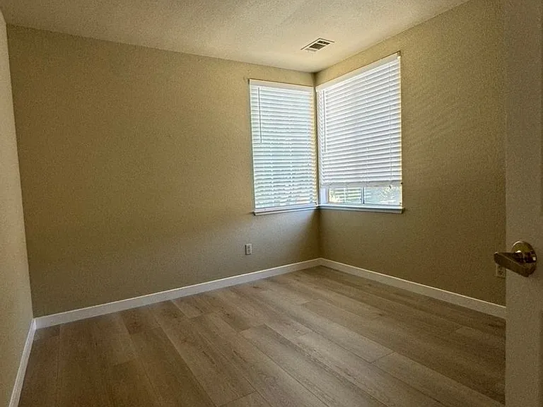 1820 Bayberry Ln — Photo 13